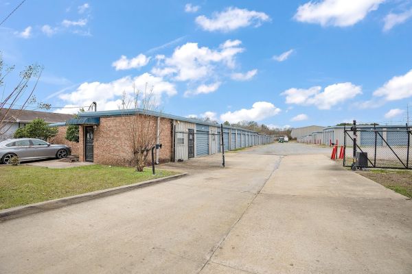 American Premier Storage - 2141 Woodland Way, Jackson, MS 39209 - 2141 Woodland Way