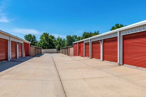 StorageMart - Hickman Rd & 68th St - 6701 Hickman Road