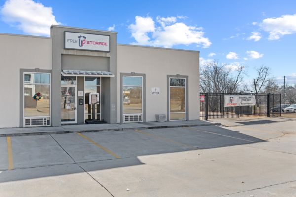 FreeUp Storage Kathleen - 301 Club Villa Court