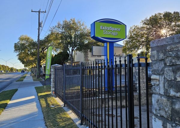Extra Space Storage - 6611 - San Antonio - 16523 Huebner Rd - 16523 Huebner Road