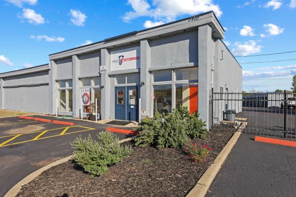 FreeUp Storage Paris - 2405 Northeast Loop 286