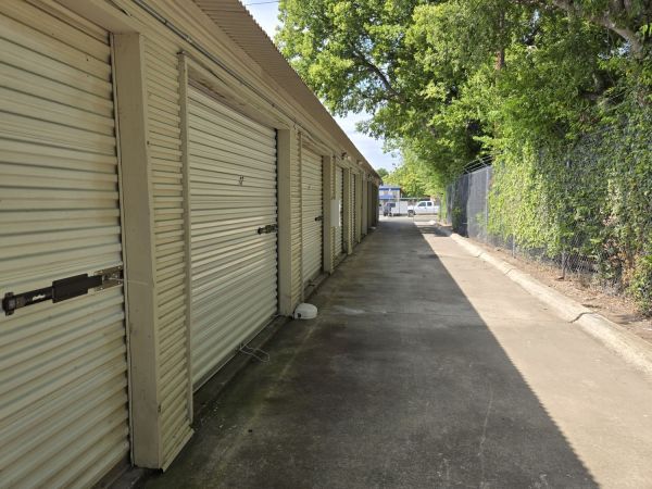 Extra Space Storage - 6869 - Austin - S Meadows Dr - 1004 South Meadows Drive