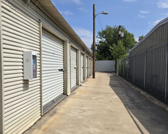 Extra Space Storage - 6869 - Austin - S Meadows Dr - 1004 South Meadows Drive