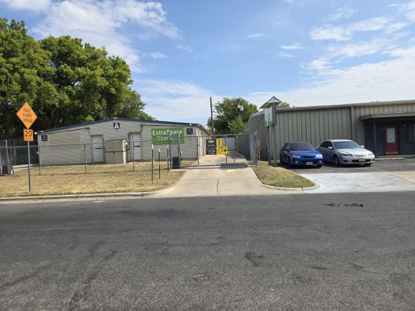 Extra Space Storage - 6869 - Austin - S Meadows Dr - 1004 South Meadows Drive