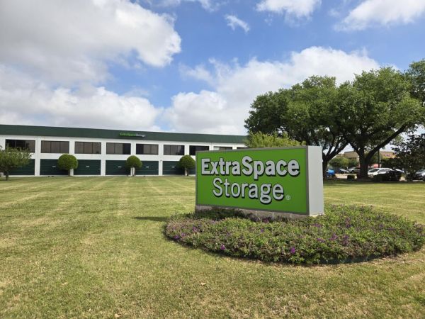 Extra Space Storage - 6761 - Addison - Belt Line Rd - 4015 Belt Line Road