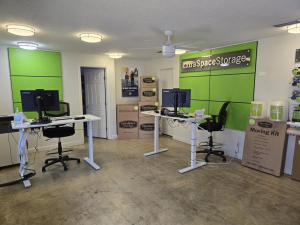 Extra Space Storage - 6761 - Addison - Belt Line Rd - 4015 Belt Line Road