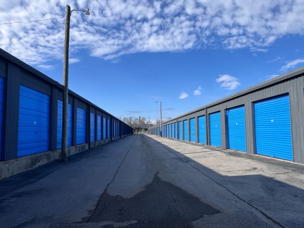 StorSuite Self Storage - 713 South Moretz Avenue