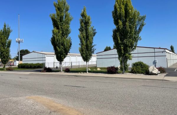Green Street Maxi Storage - 3129 East Sharp Avenue