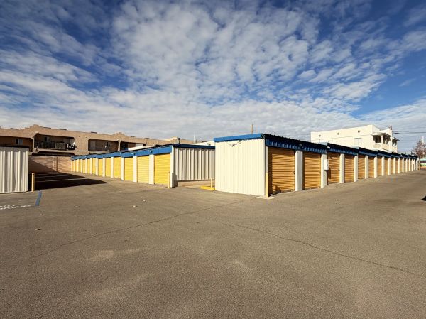 El Campo Casitas & Self Storage - 5800 Central Avenue Southwest