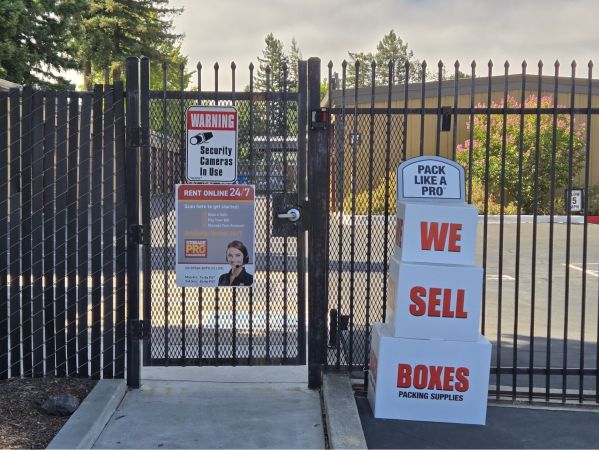 Redwood Self Storage - 425 Houser Street