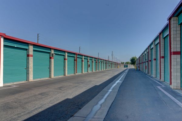 Outback Self Storage - 1934 East Taft Avenue