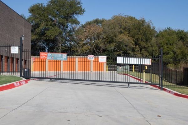 Public Storage - Sherman - 2211 N Travis St - 2211 N Travis St