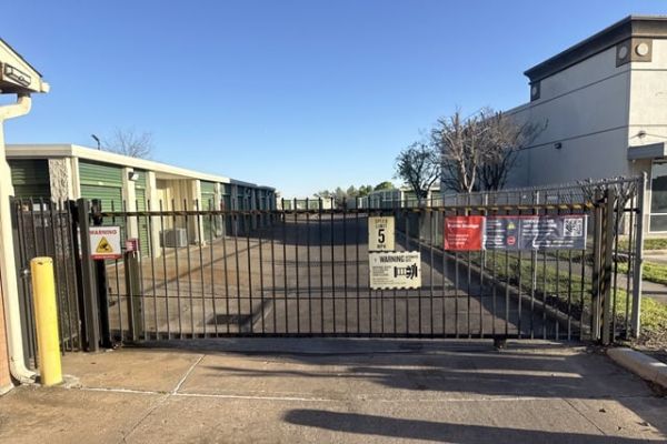 Public Storage - Houston - 10220 Beechnut St - 10220 Beechnut St
