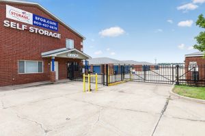 Storage Rentals of America - Topeka - 1825 SW Westport Dr