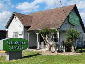 Extra Space Storage - 6406 - Deer Park - Marie St